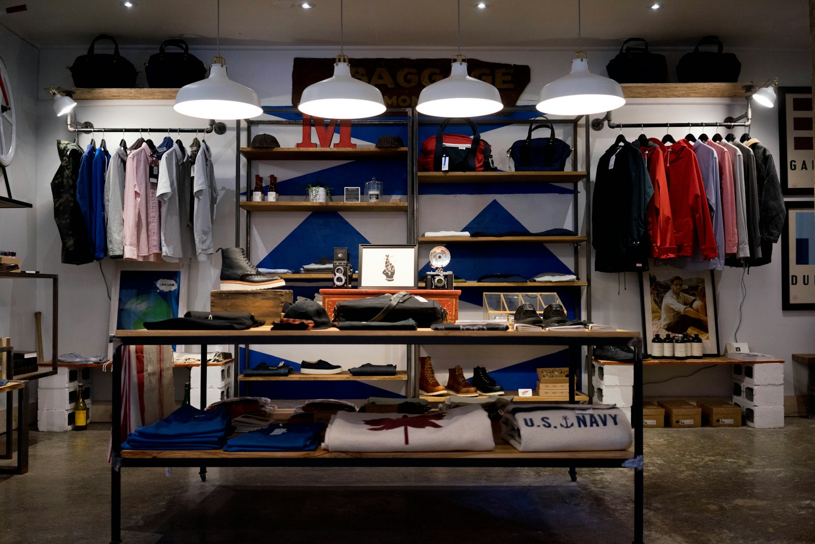 Interior de una tienda con prendas y mostradores