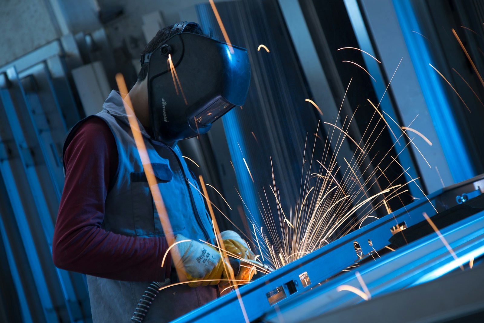 Profesional de industria y metal realizando una soldadura